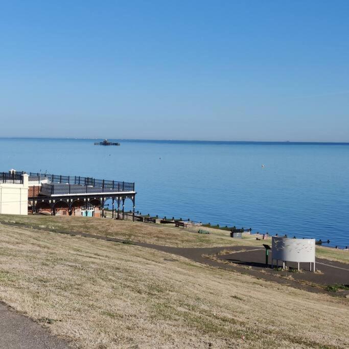 Escape To The Coast In A Luxurious Private Apartment Херн Бей Екстериор снимка
